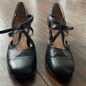 Barley used La Duca 3” Elizabeth soft sole character shoe. Size 37=US 8